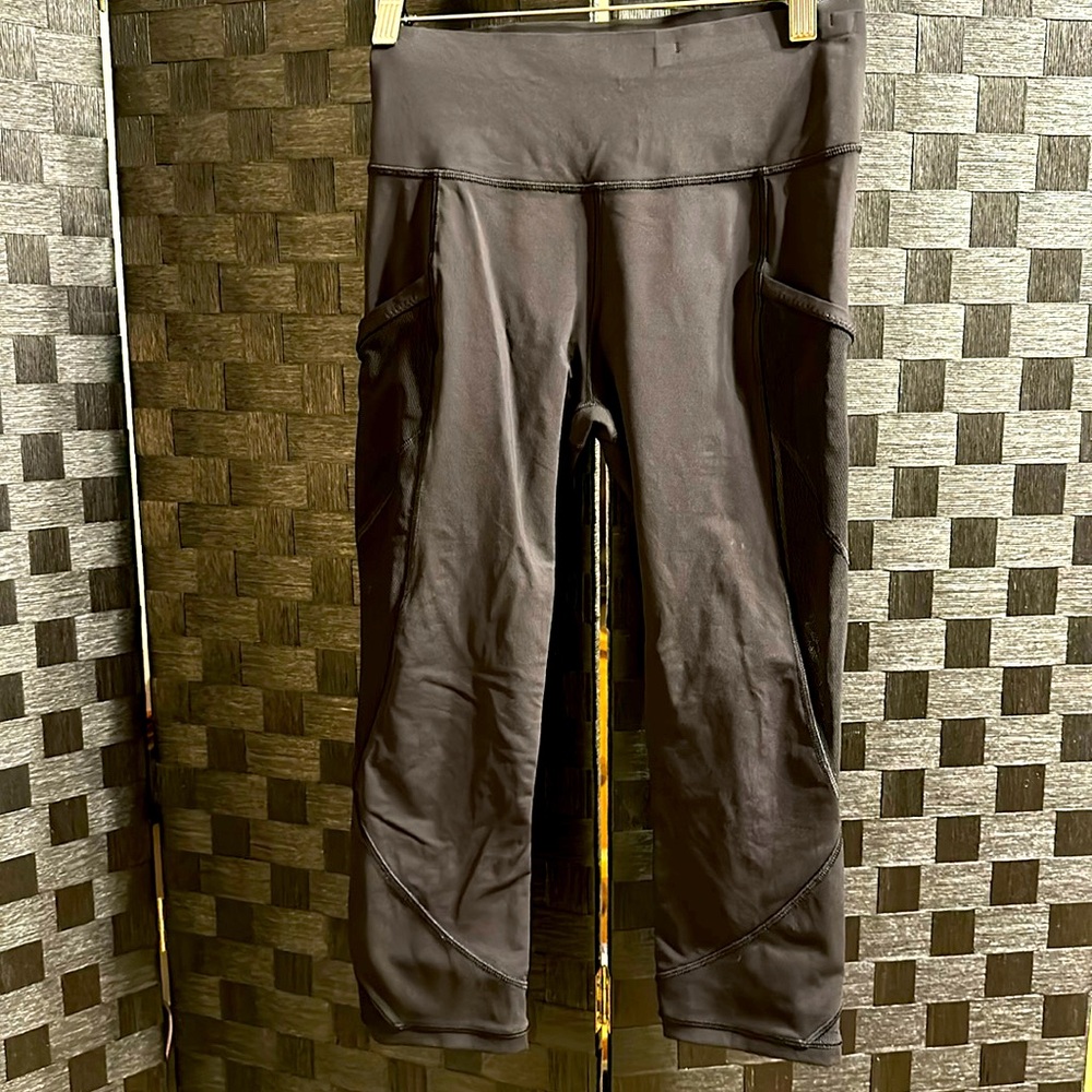 Like New! Women’s Lululemon capri leggings with vented pockets and legs.